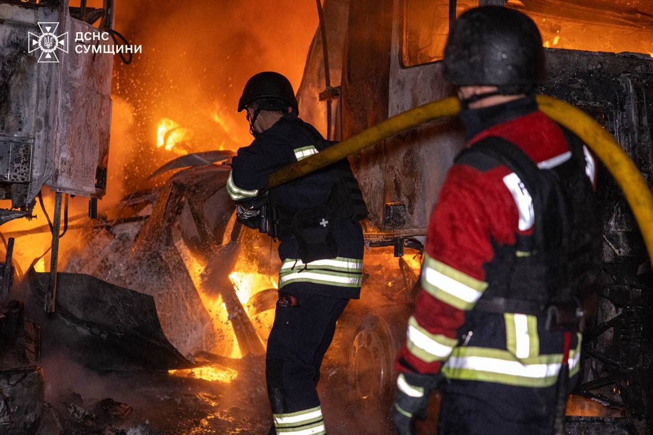 У Сумах через атаку РФ спалахнула сильна пожежа на автостоянці (фото) 2