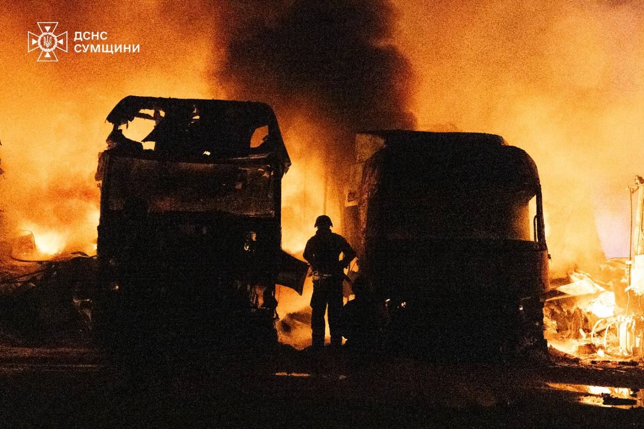 У Сумах через атаку РФ спалахнула сильна пожежа на автостоянці (фото) 3