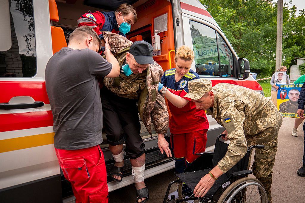 Обмін полоненими у липні 2025: подивіться на ноги іншого героя - і зрозумієте, що це за тортура - стояти нерухомо по 16 годин на добу.