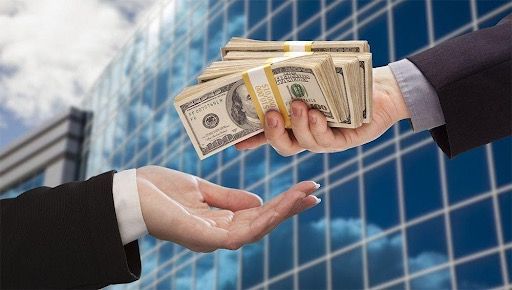 Срочно продать квартиру или взять кредит под залог недвижимости: как получить больше, когда деньги нужны срочно?