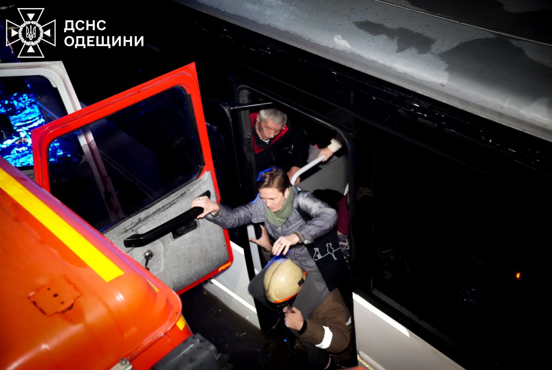 Спасение людей в Одессе. Фото: ГСЧС Спасение людей в Одессе. Фото: ГСЧС
