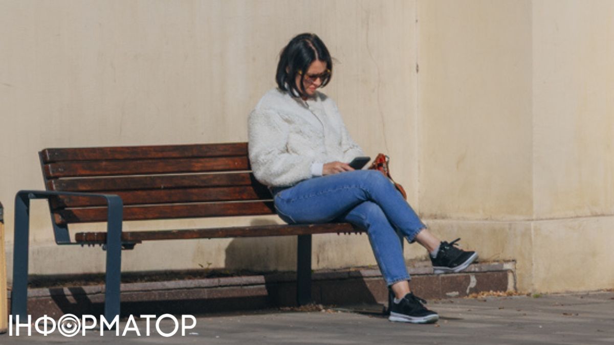 Девушка с мобилкой Фото: Информатор