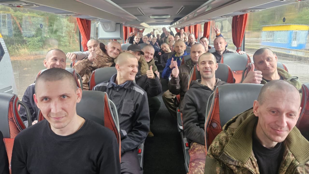 Україна та Росія провели новий обмін полоненими: серед звільнених - захисники Маріуполя та Азовсталі 3