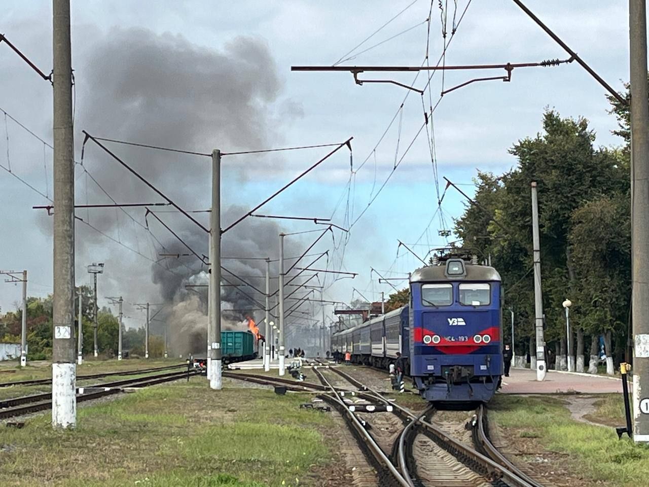 Задимлення після атаки РФ по вокзалу у Шостці. Фото - Олексій Кулеба Задимлення після атаки РФ по вокзалу у Шостці. Фото - Олексій Кулеба