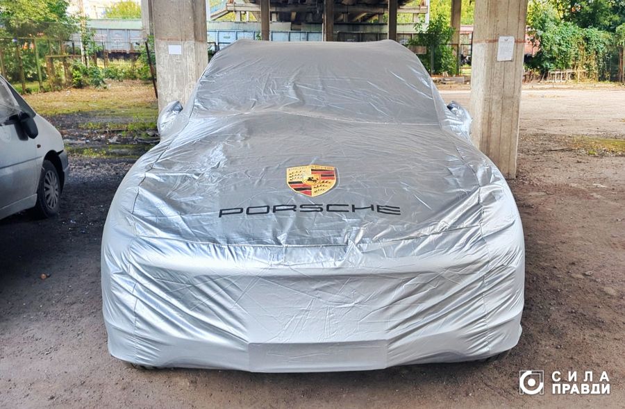 Когда СМИ заинтересовались автомобилем Porsche спрятали в брендовый чехол и переместили на другую парковку Когда СМИ заинтересовались автомобилем Porsche спрятали в брендовый чехол и переместили на другую парковку