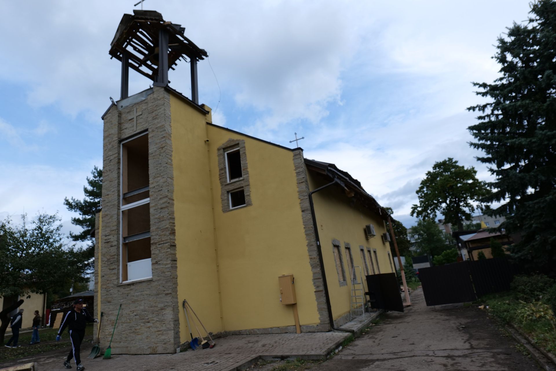 Зруйнована дзвіниця, посічено дах: від нальоту РФ постраждав храм Успіння Богородиці у Львові 5