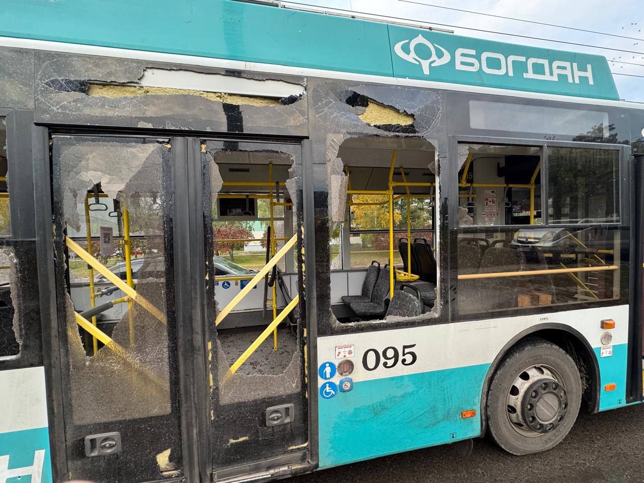 Тролейбус потрапив в епіцентр вибуху в Сумах Тролейбус потрапив в епіцентр вибуху в Сумах