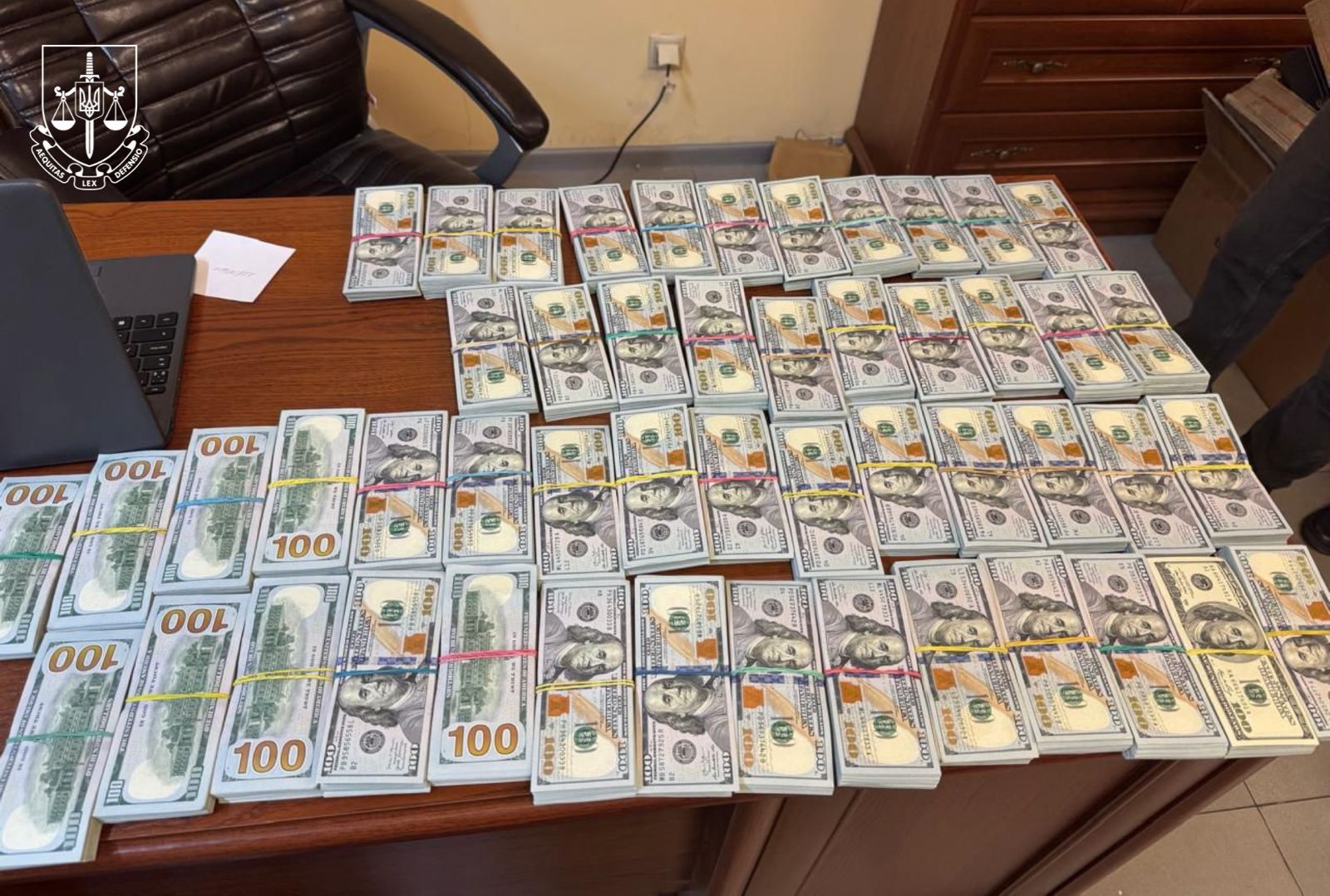 В Украине разоблачили группу, переправлявшую элитные часы из Гонконга и ОАЭ 3