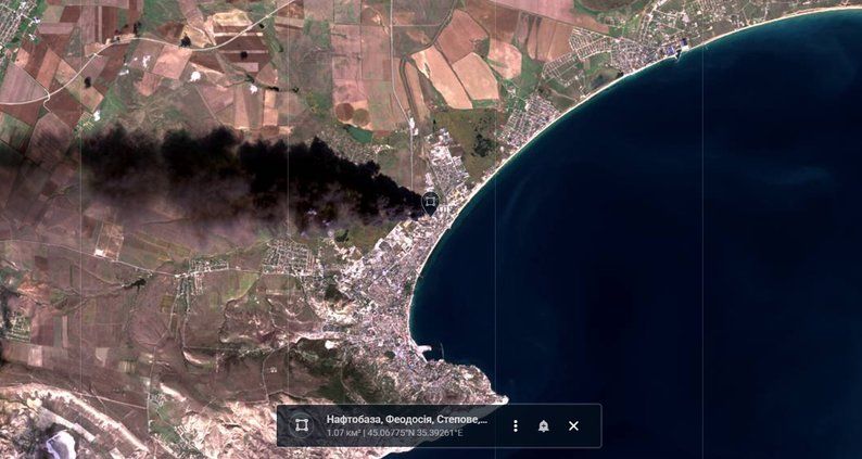 У Феодосії другу добу палаєнафтотермінал після атаки дронів: пожежа перекинулася далі 1