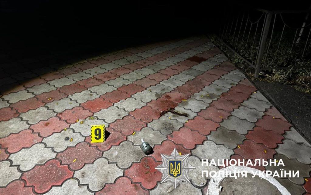 В Одесі чоловік кинув страйкбольні гранати у компанію під вікнами та сам потрапив до лікарні 2
