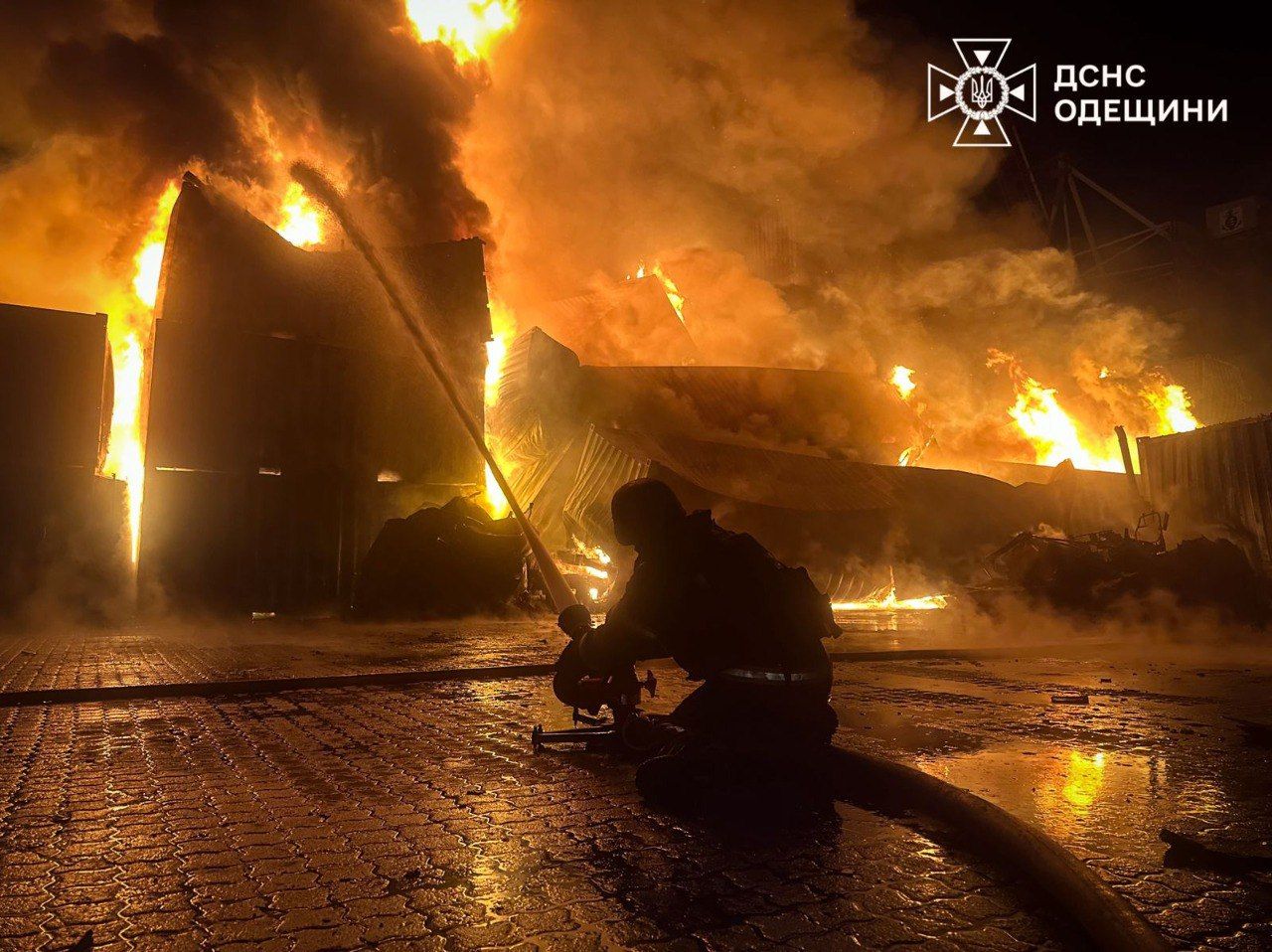 Масована атака на Одещині: п’ятеро постраждалих, великі пожежі в порту й житлових будинках 3