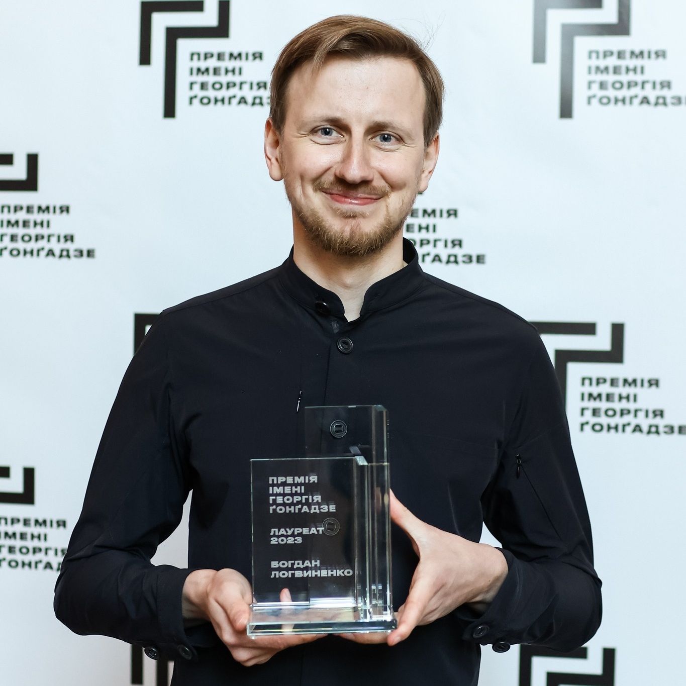 Известный писатель сообщил о добровольной мобилизации в ВСУ: такое тоже бывает.