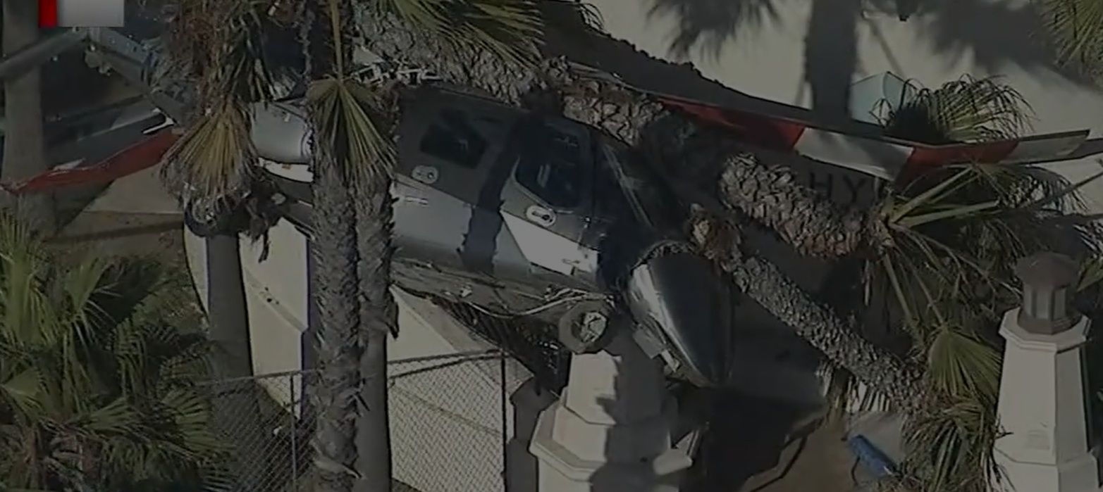 У Каліфорнії гелікоптер втратив управління і впав на переповнений пляж: є постраждалі 2