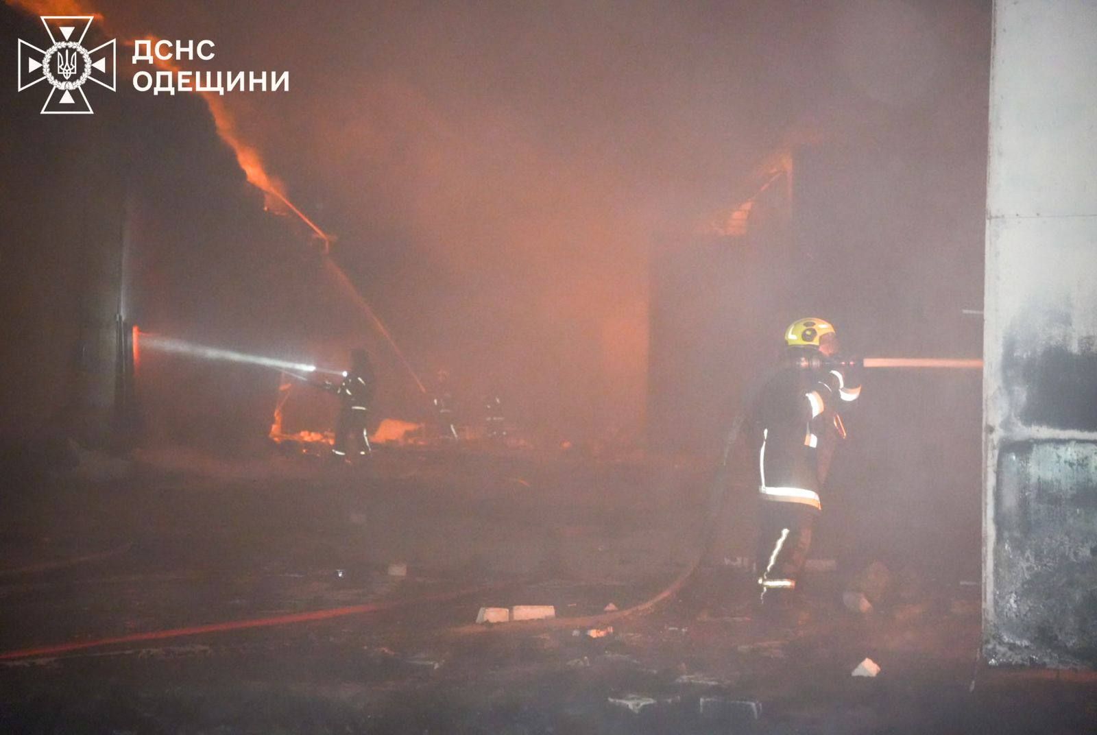 Масована атака дронами по Одещині: горіли склади й авто, є постраждалий 2