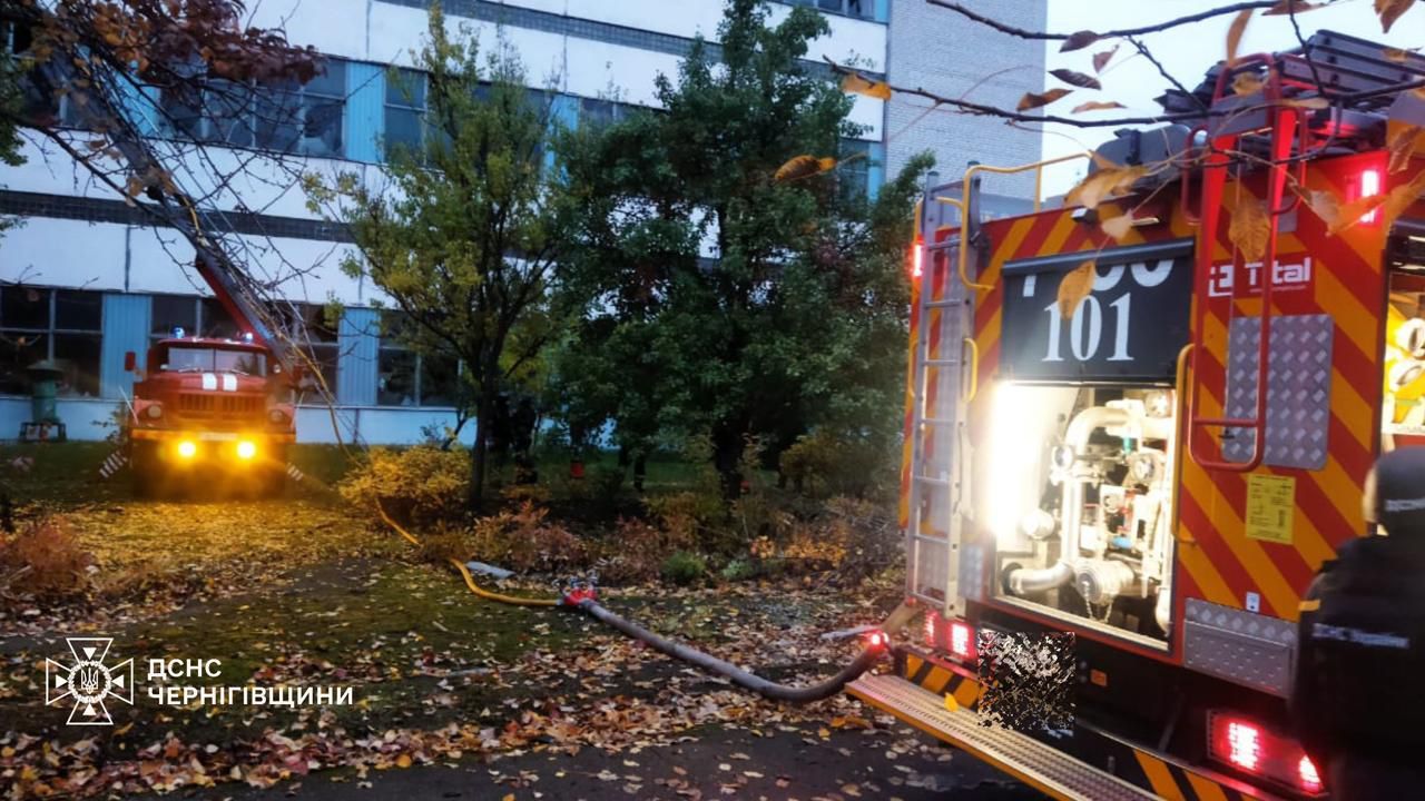 Обстрелы Черниговщины: Россия атаковала предприятие в Нежине, вспыхнули пожары 2