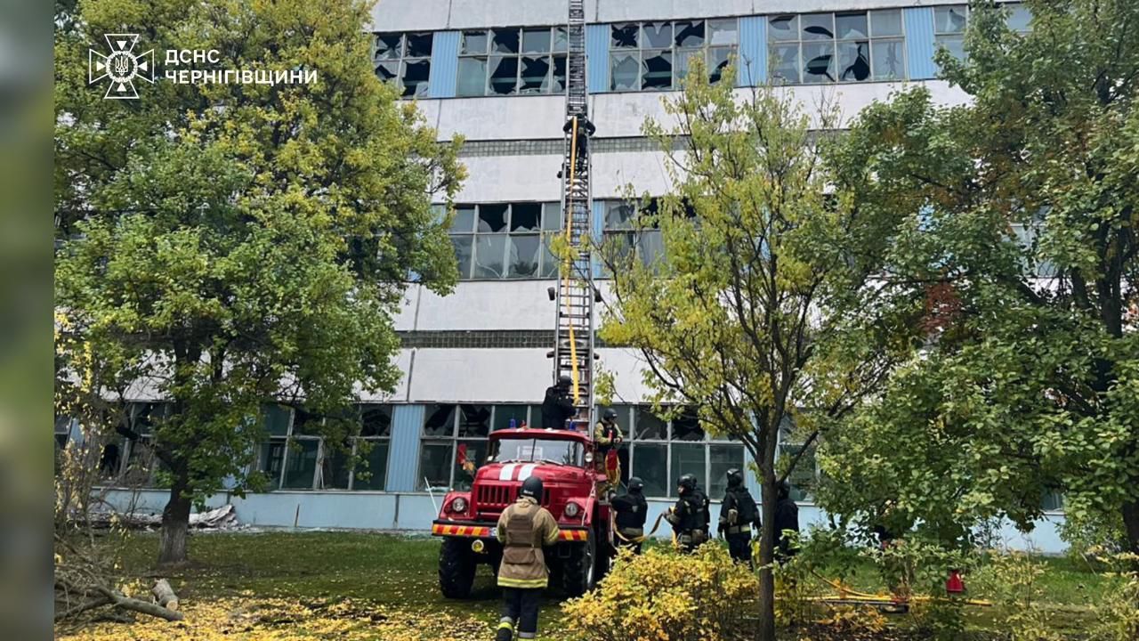 Обстрелы Черниговщины: Россия атаковала предприятие в Нежине, вспыхнули пожары 3