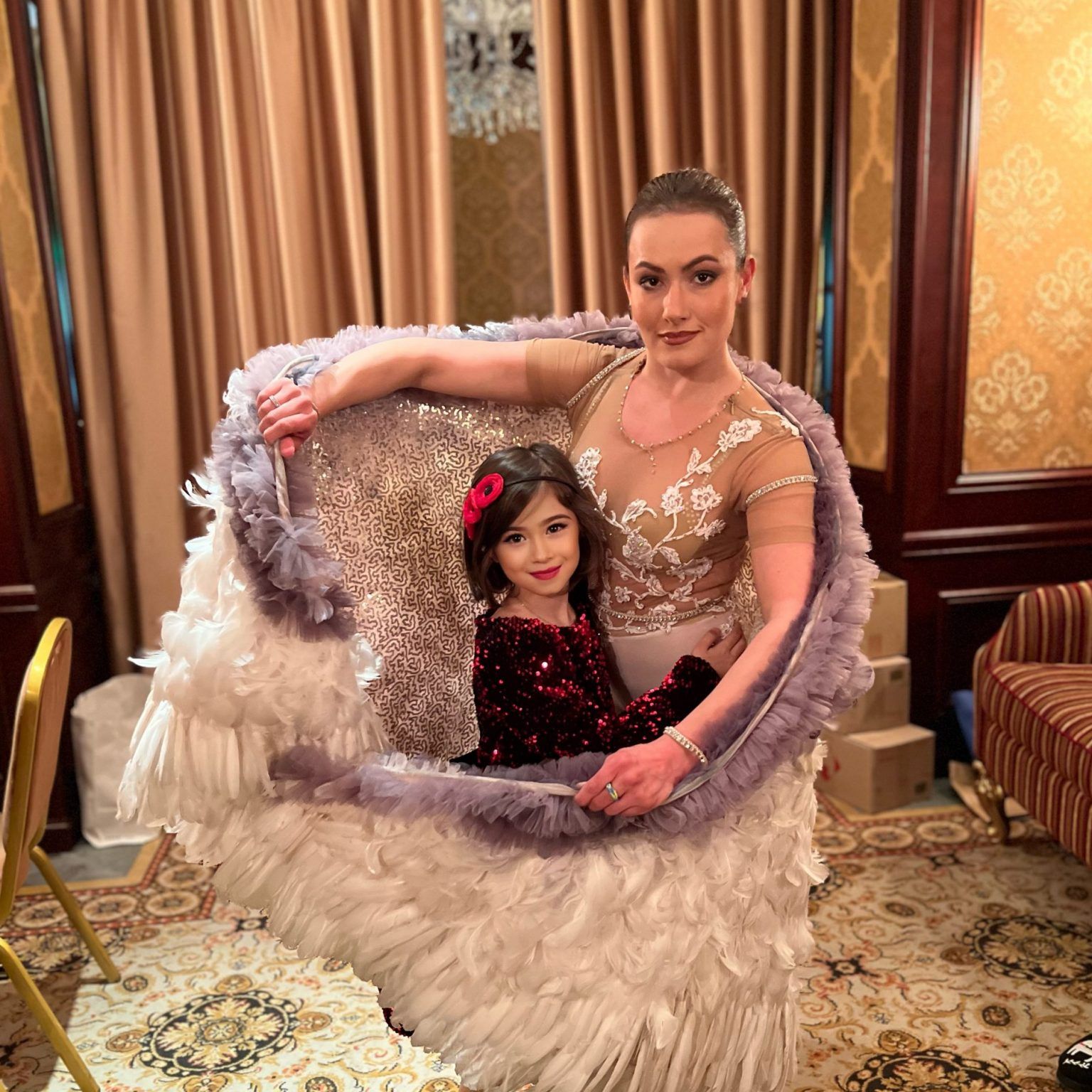 Мать Софии всегда поддерживает дочь в ее желании быть певицей.