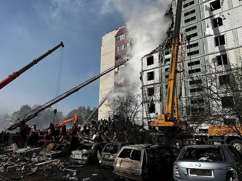 Пошкоджений будинок в Умані після обстрілів. Фото: ДСНС