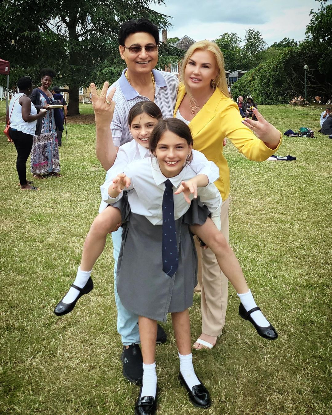 Захур не хоче казати дітям про розлучення і вірить, що вони досі не знають