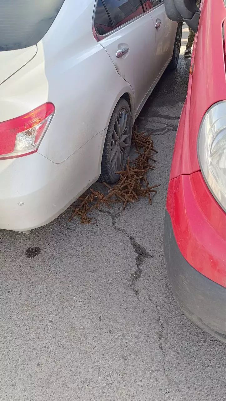 Людей заблокировали в автомобиле. Фото: 20 Минут