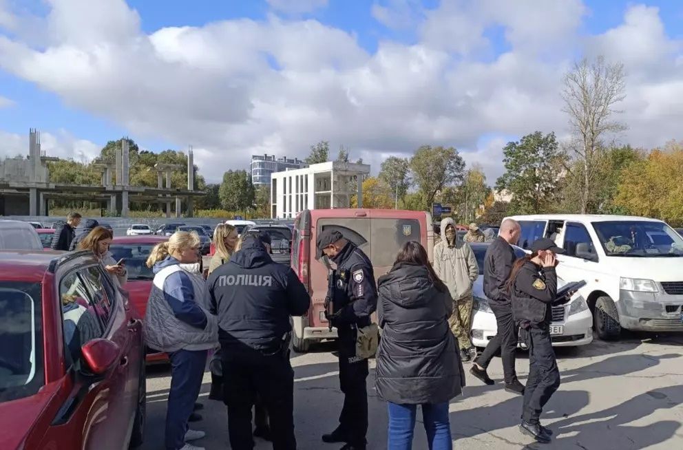 Люди пытались помочь разобраться в ситуации, вызвали копов