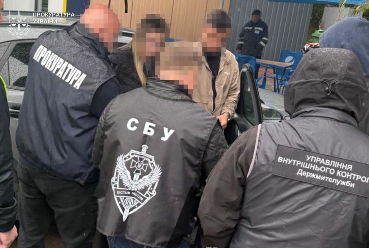 На Львіщині митник вимагав відкати за люксову ювелірку: перевозили Cartier, Van Cleef і Hermes 1