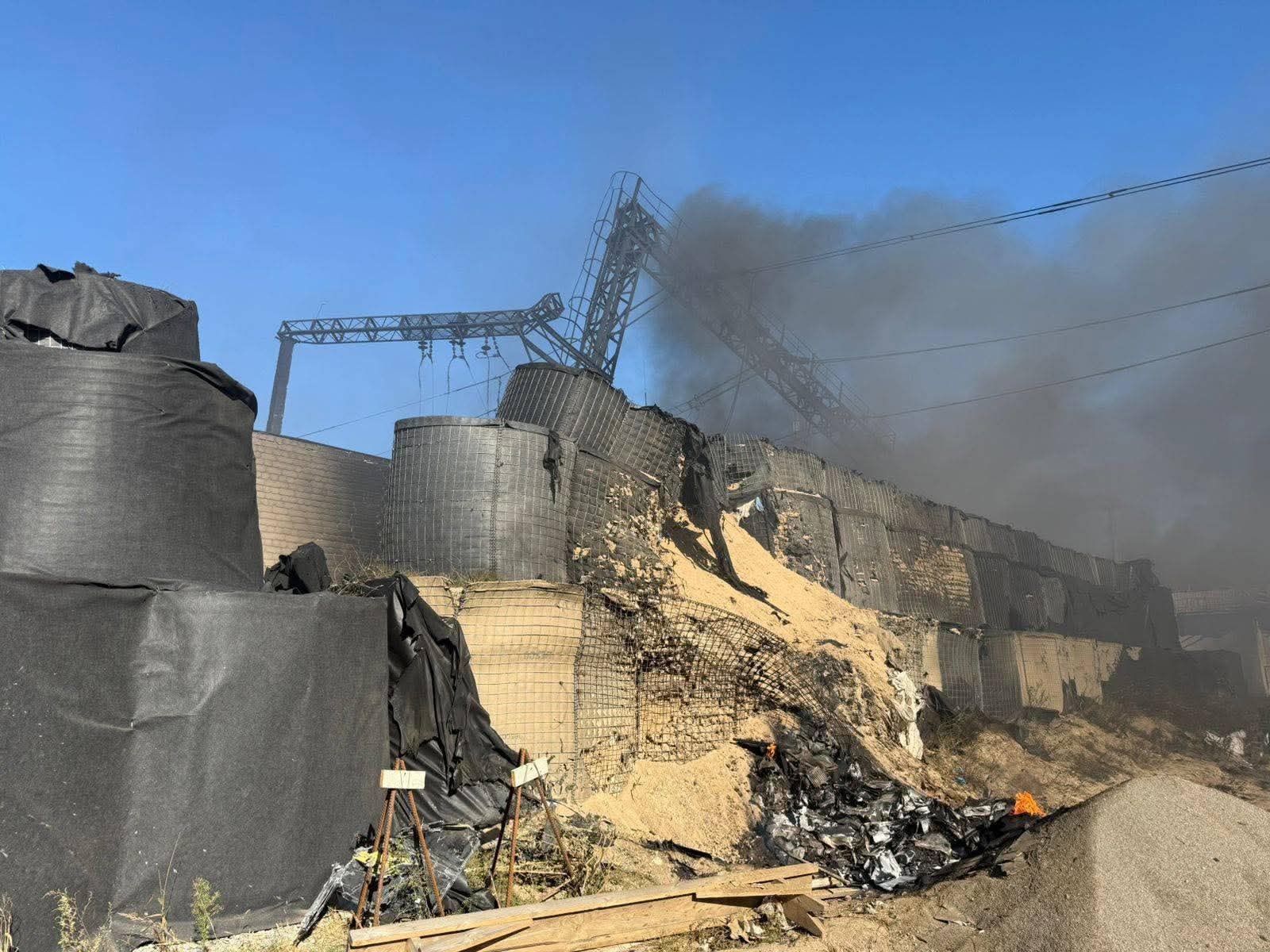 Пошкоджена підстанція Пошкоджена підстанція