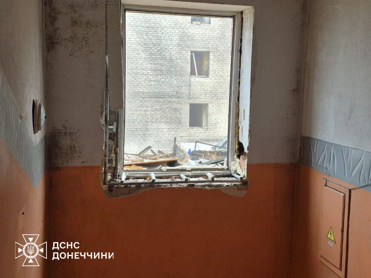 Наслідки обстрілу пожежної частини Добропілля