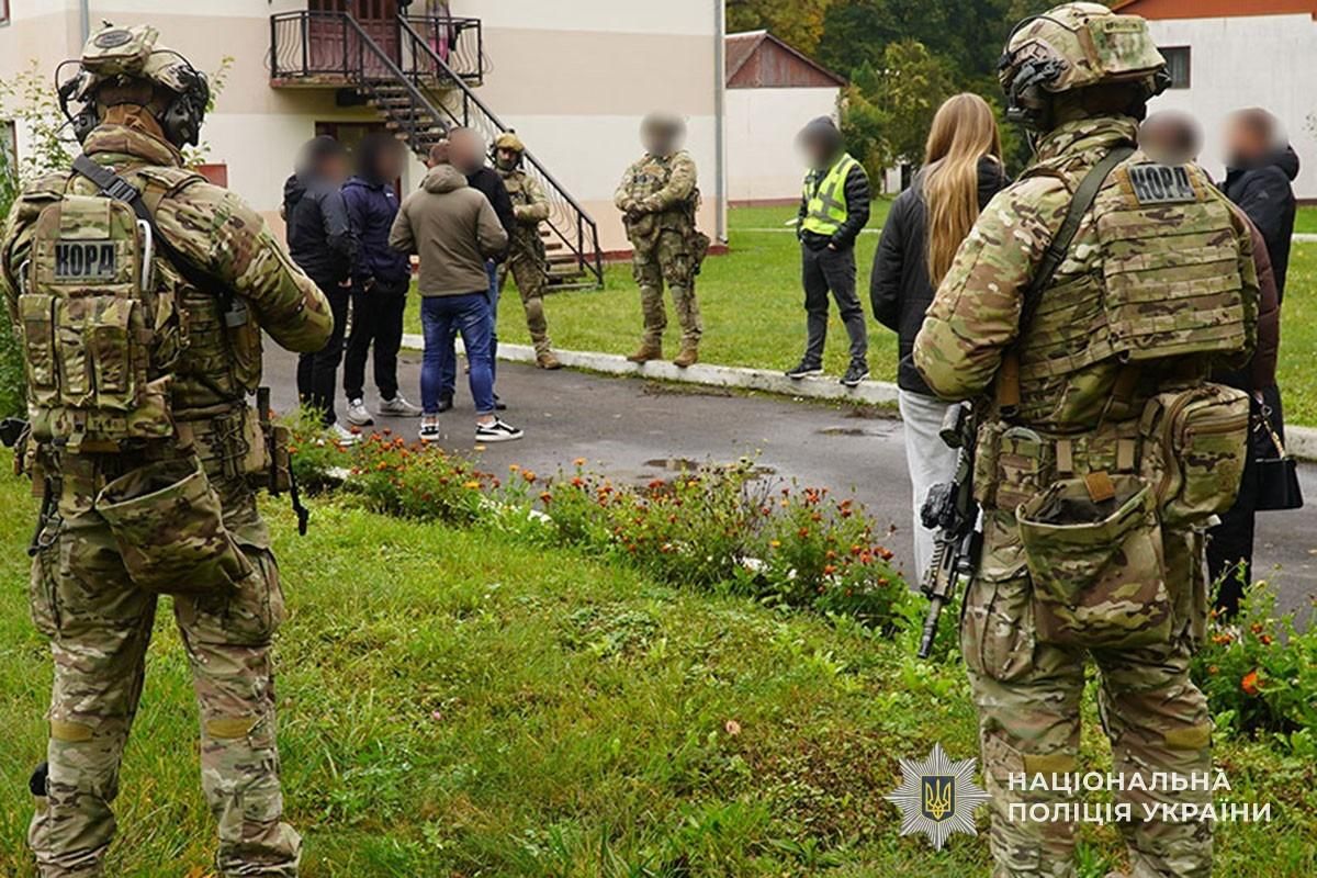 На Тернопільщині затримали групу військових: вони викрадали людей, катували та вимагали гроші 4