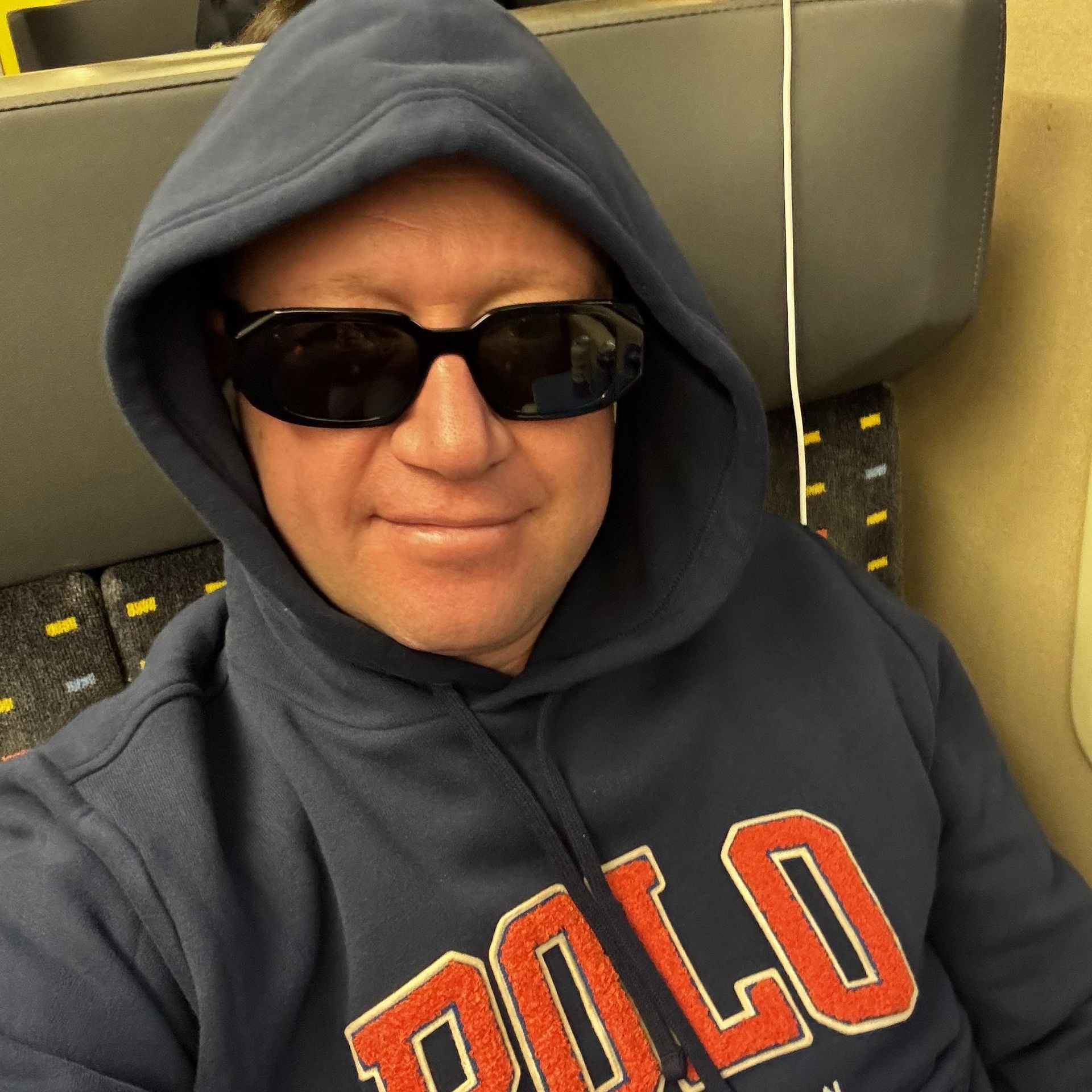 Росіянин проживає у Берні, він не володіє німецькою і не є громадянином Швейцарії