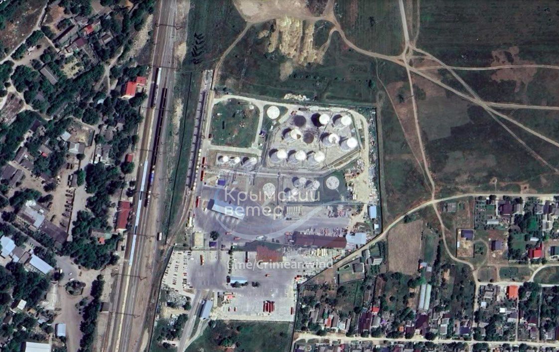 Окупований Крим атакували дрони: палає нафтобаза у Гвардійському 1