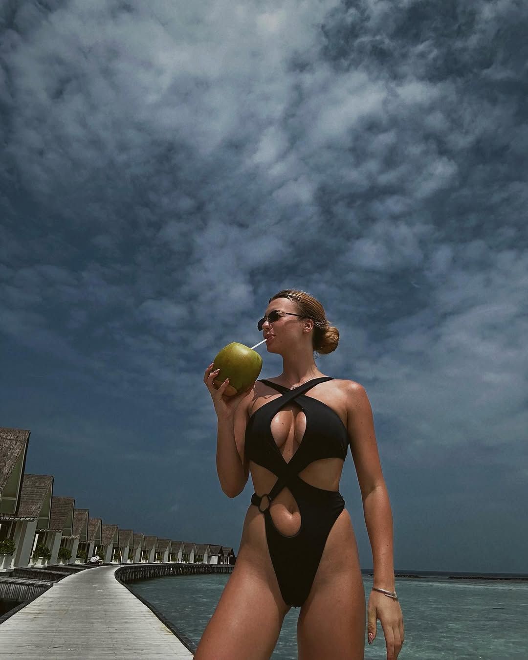 Я відправляю чоловіку свої фото у трусиках, алек він їх викладати не буде