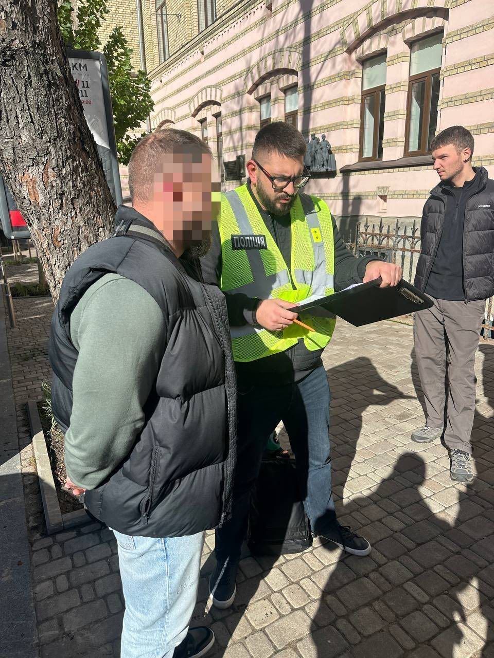 Отобрали 100 тысяч долларов, сказали, что из ТЦК: полиция расследует дерзкое преступление в Харькове.