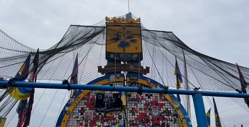 Стеллу на въезде в Донецкую область защитили антидроновой сеткой, 3 февраля 2025 года. Скриншот с видео Общественное Донбасс Стеллу на въезде в Донецкую область защитили антидроновой сеткой, 3 февраля 2025 года. Скриншот с видео Общественное Донбасс