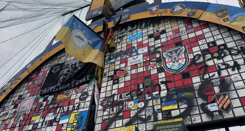 Стеллу на въезде в Донецкую область защитили антидроновой сеткой, 3 февраля 2025 года. Скриншот с видео Общественное Донбасс Стеллу на въезде в Донецкую область защитили антидроновой сеткой, 3 февраля 2025 года. Скриншот с видео Общественное Донбасс