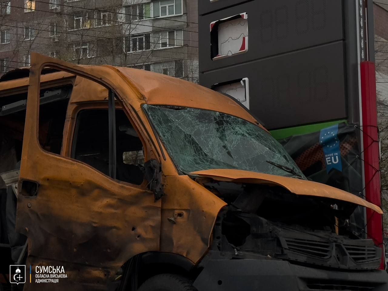 Росіяни посеред дня вдарили дроном по людній вулиці у Сумах: багато поранених 3