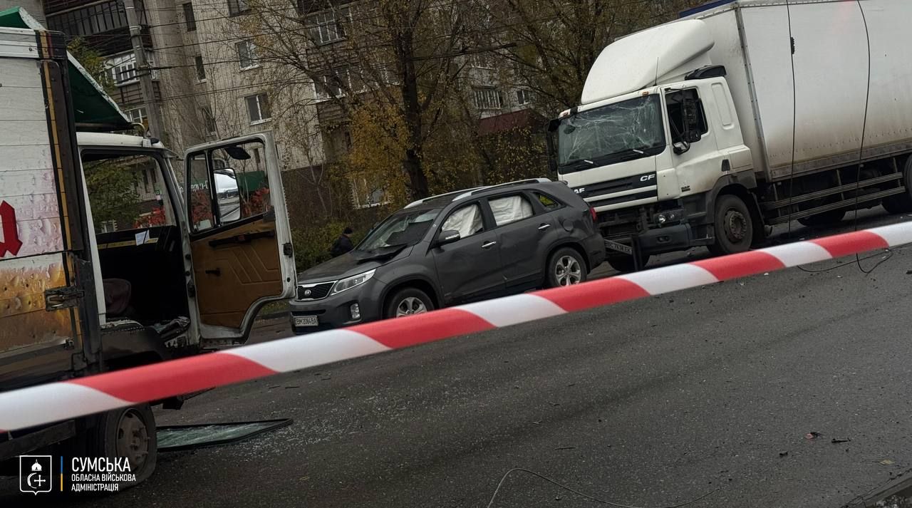 Росіяни посеред дня вдарили дроном по людній вулиці у Сумах: багато поранених 2