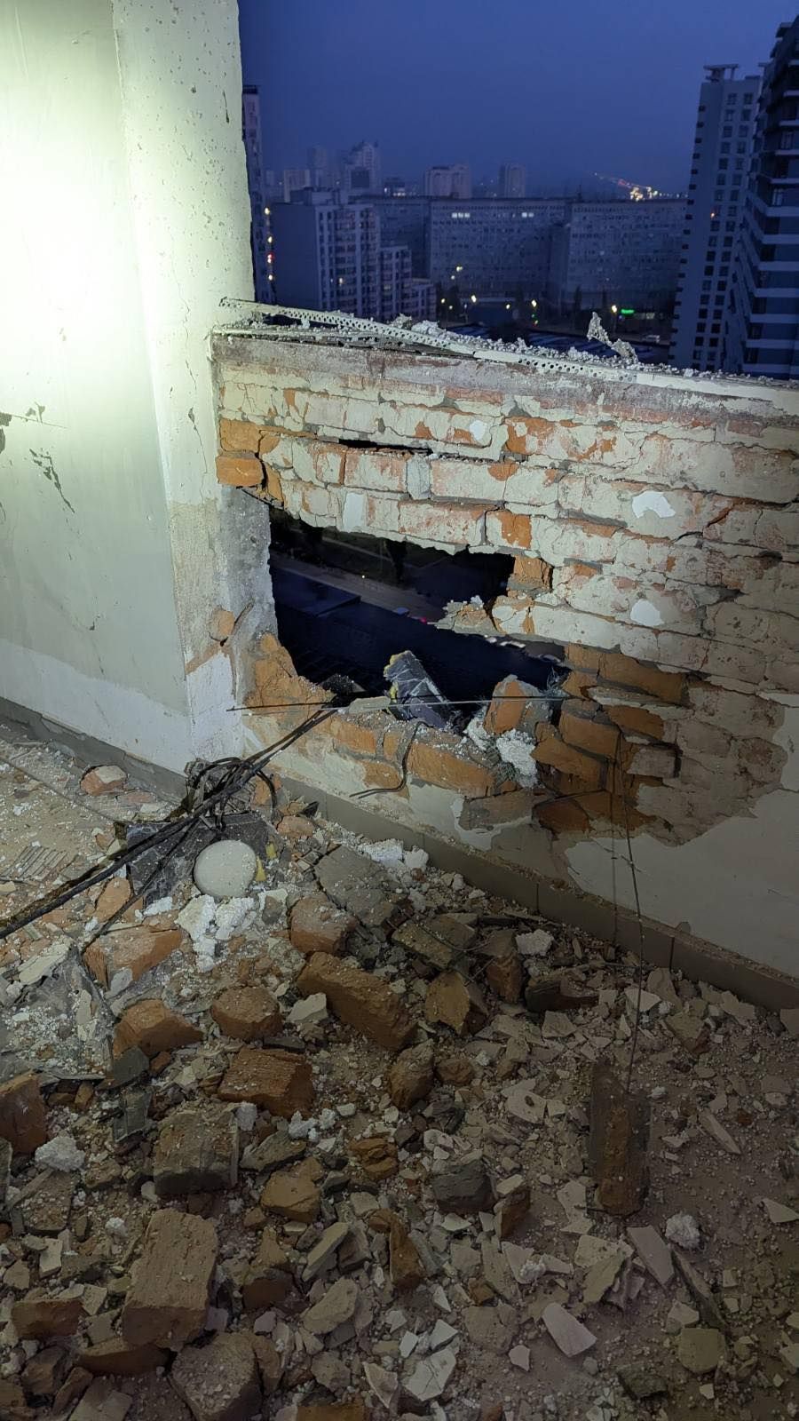 Повреждения от Шахеда в доме на Русановском массиве в Киеве. Повреждения от Шахеда в доме на Русановском массиве в Киеве.