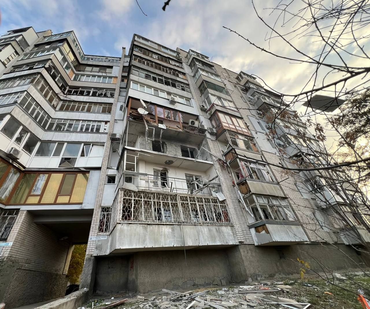 Росія знову обстріляла Херсон: загинула жінка, постраждала дитина 4