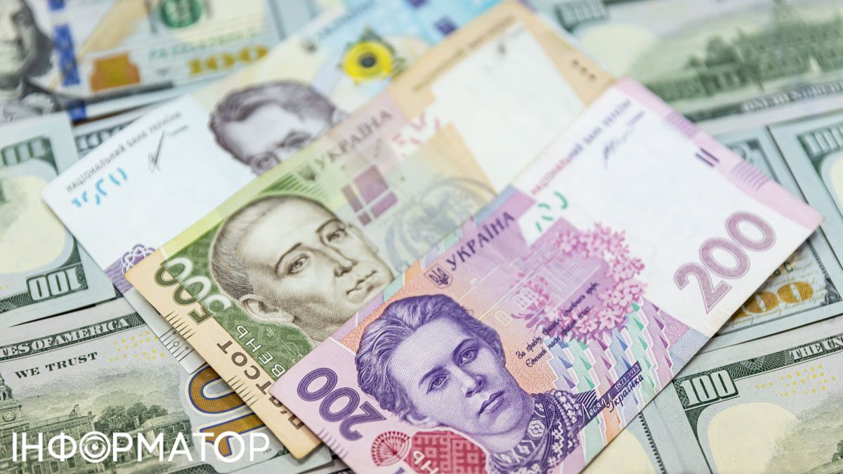 Долар пробив стелю 42 грн/$: чи буде гривня падати далі, прогнозує експерт
