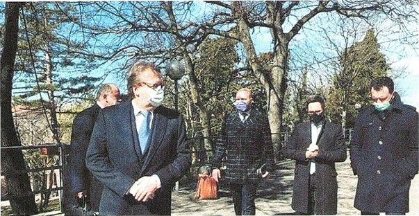 Дмитро Павленок (у центрі), який бере участь у зустрічі Ростеху в Сан-Марино у 2021 році. Питання залишаються щодо характеру його зв'язків з П'єром Сто. Але одне зрозуміло — важливість Сто для інтересів російської держави як за кордоном, так і вдома Дмитро Павленок (у центрі), який бере участь у зустрічі Ростеху в Сан-Марино у 2021 році. Питання залишаються щодо характеру його зв'язків з П'єром Сто. Але одне зрозуміло — важливість Сто для інтересів російської держави як за кордоном, так і вдома