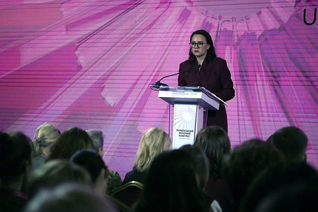 Создается впечатление, что в планах Свириденко существенно увеличить социальные расходы. Это невозможно в случае большого бюджетного дефицита, с которым столкнулась Украина. Однако это возможно в рамках предвыборного марафона, в который готовы войти власти. Зеленский во время визита в Великобританию вместе с королем Чарльзом. Фото: Getty Images Создается впечатление, что в планах Свириденко существенно увеличить социальные расходы. Это невозможно в случае большого бюджетного дефицита, с которым столкнулась Украина. Однако это возможно в рамках предвыборного марафона, в который готовы войти власти. Зеленский во время визита в Великобританию вместе с королем Чарльзом. Фото: Getty Images