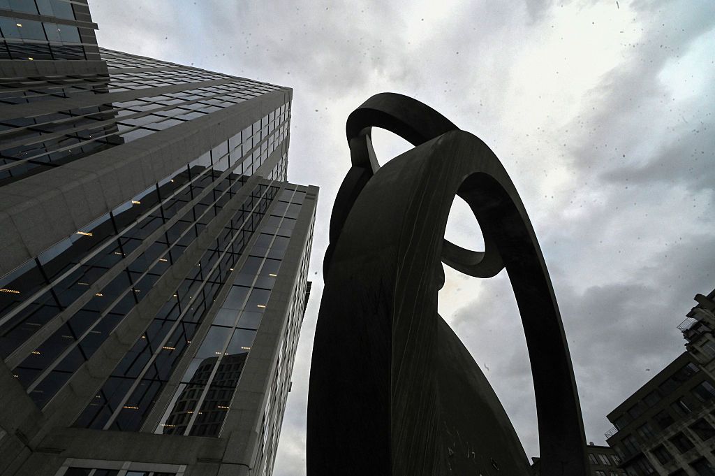 Значительная часть остающихся замороженными в ЕС активов РФ находятся в репозитарии Euroclear в Бельгии. Поэтому Бельгия затормозила передачу тех активов Украине. Зеленский во время визита в Великобританию вместе с королем Чарльзом. Фото: Getty Images Значительная часть остающихся замороженными в ЕС активов РФ находятся в репозитарии Euroclear в Бельгии. Поэтому Бельгия затормозила передачу тех активов Украине. Зеленский во время визита в Великобританию вместе с королем Чарльзом. Фото: Getty Images