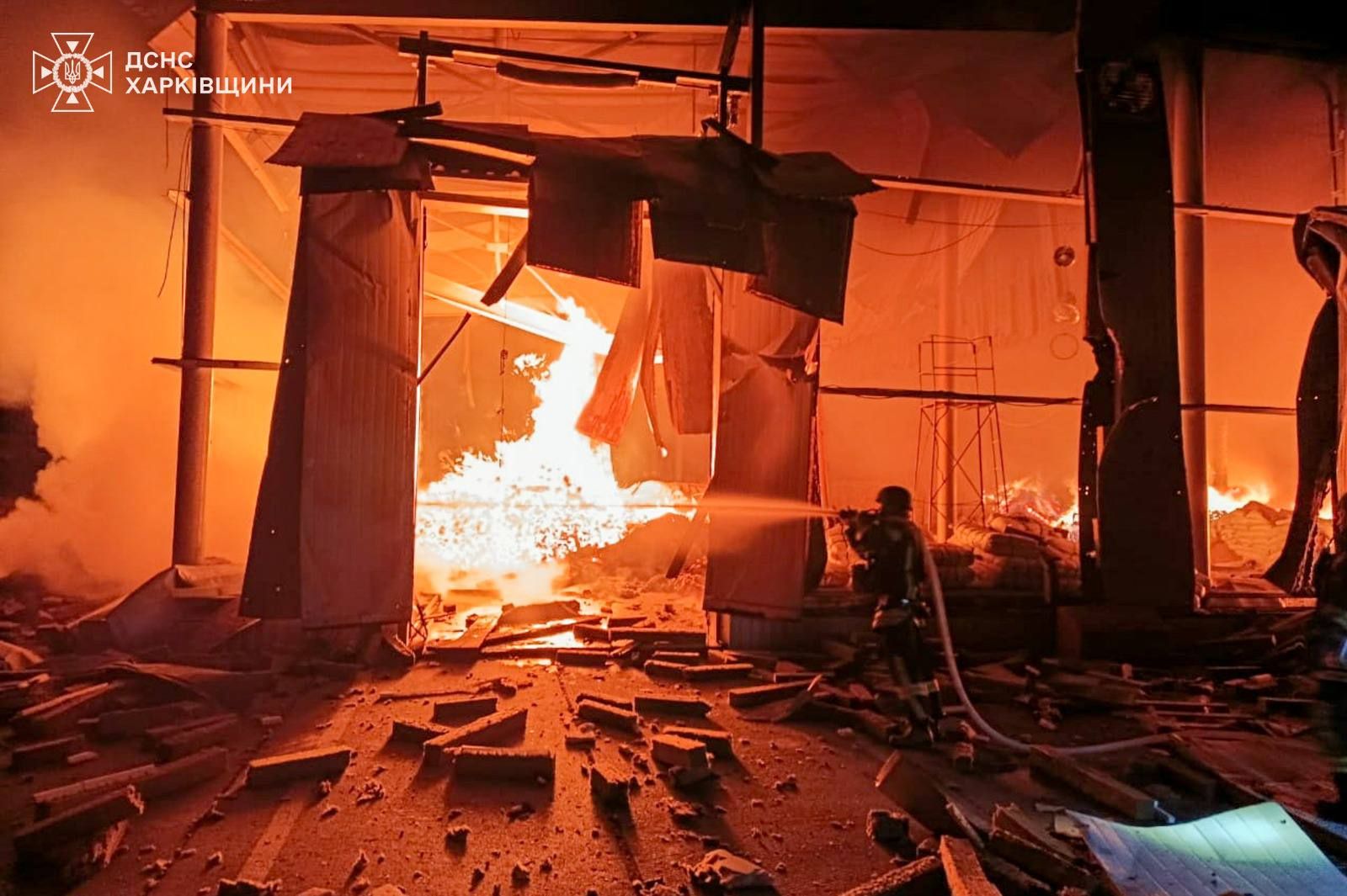 РФ атаковала дронами города в Харьковской области: горели гражданские предприятия 2