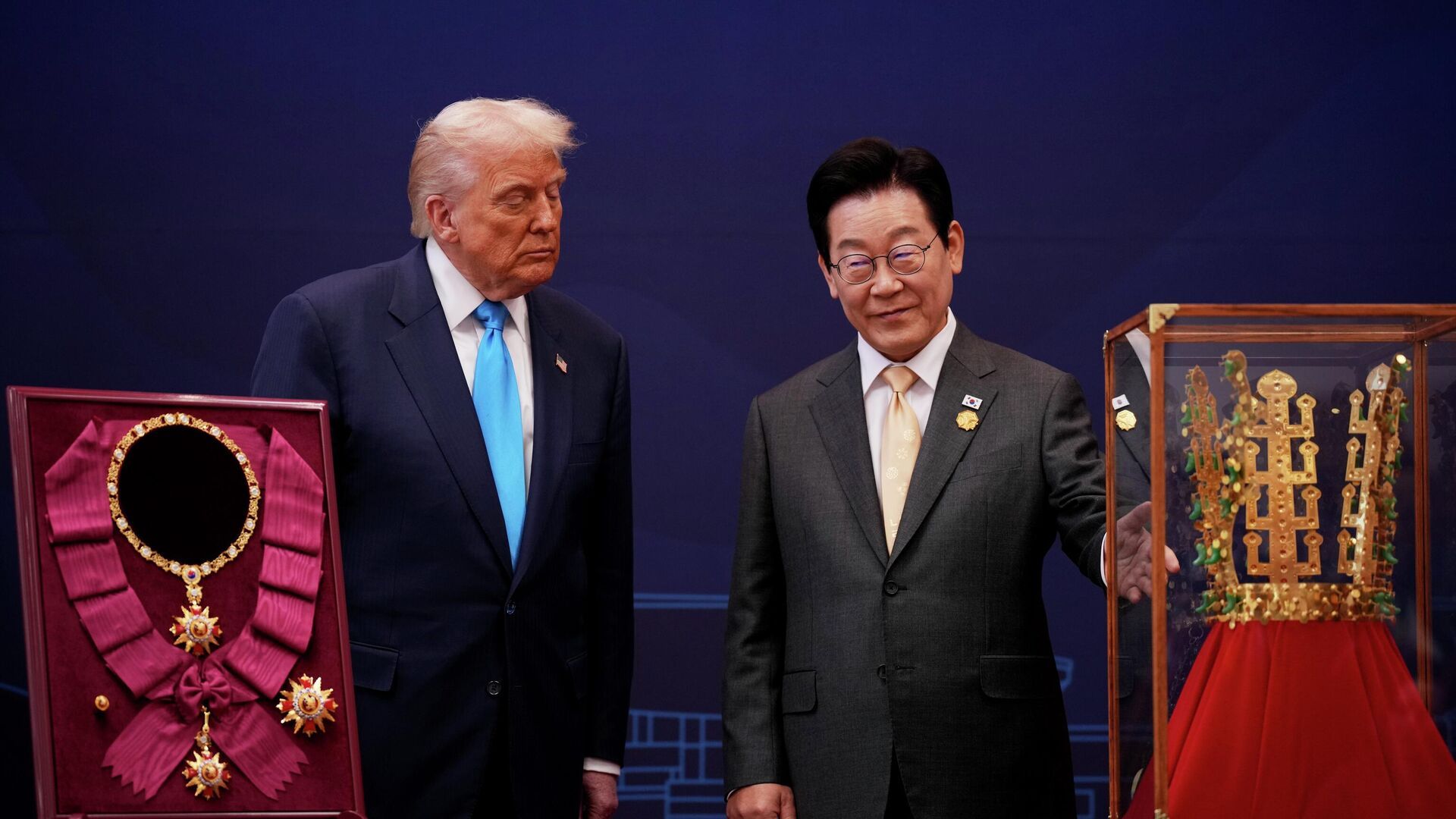 Здійснено ще одну мрію. Трамп у Кореї отримав золоту корону 1