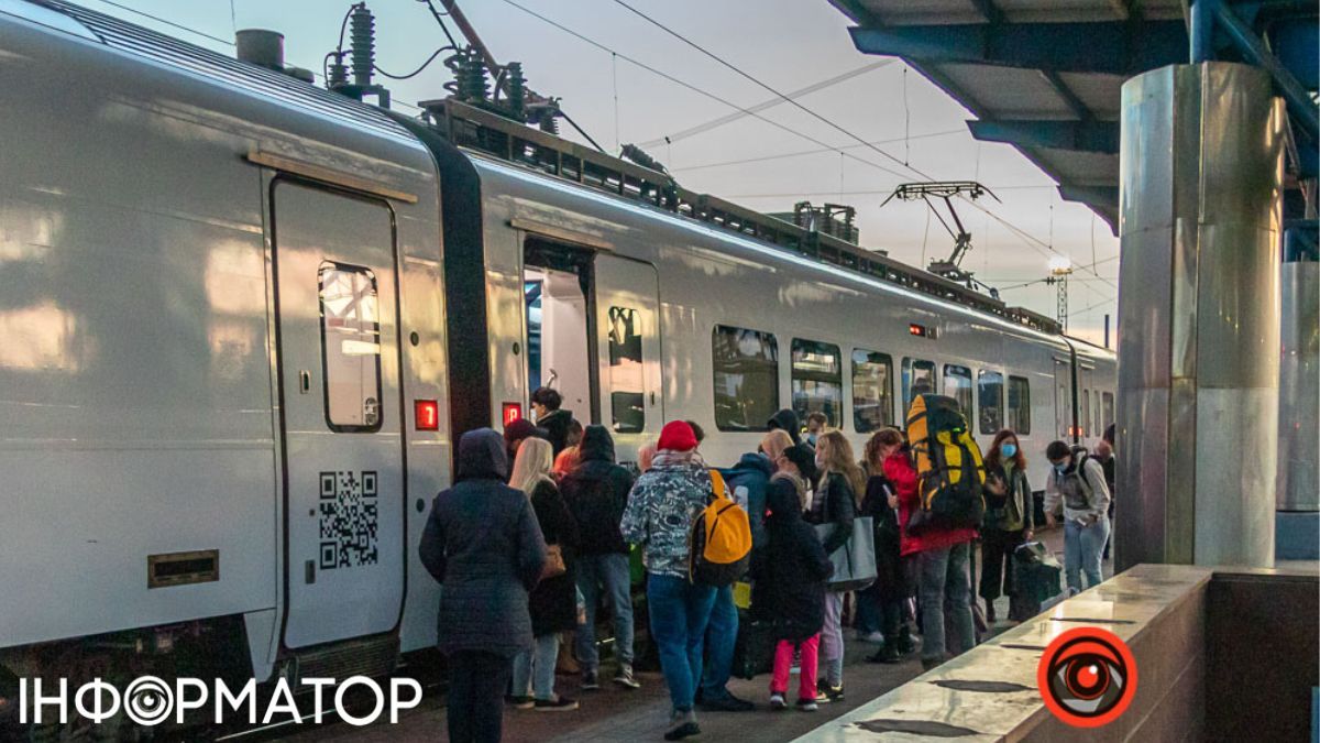 Полиця впала у потязі Укрзалізниці: чи реально отримати компенсацію у випадку травми