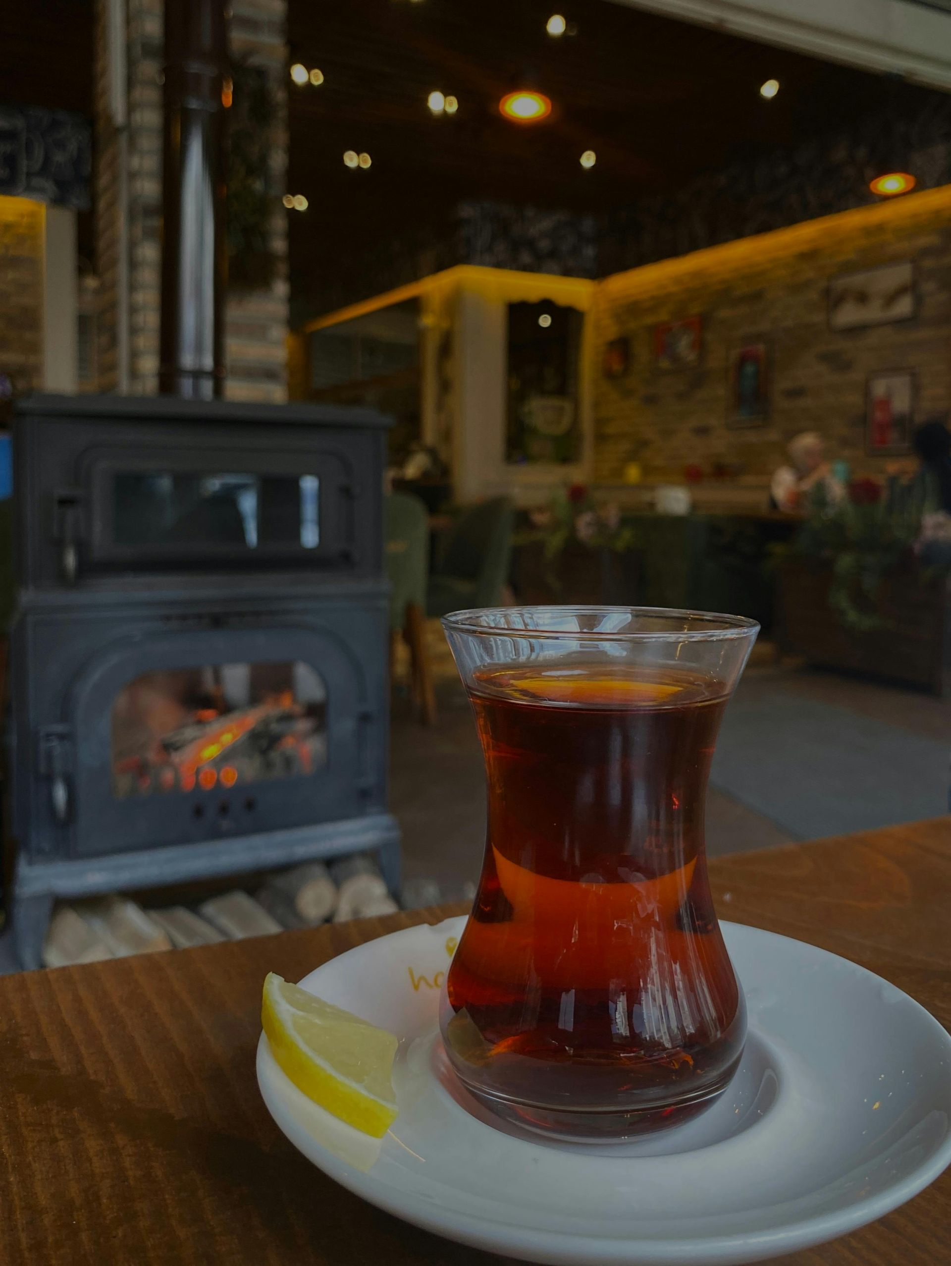 Гарячий глінтвейн вабить, але краще обмежитися - чаєм. Гарячий глінтвейн вабить, але краще обмежитися - чаєм.