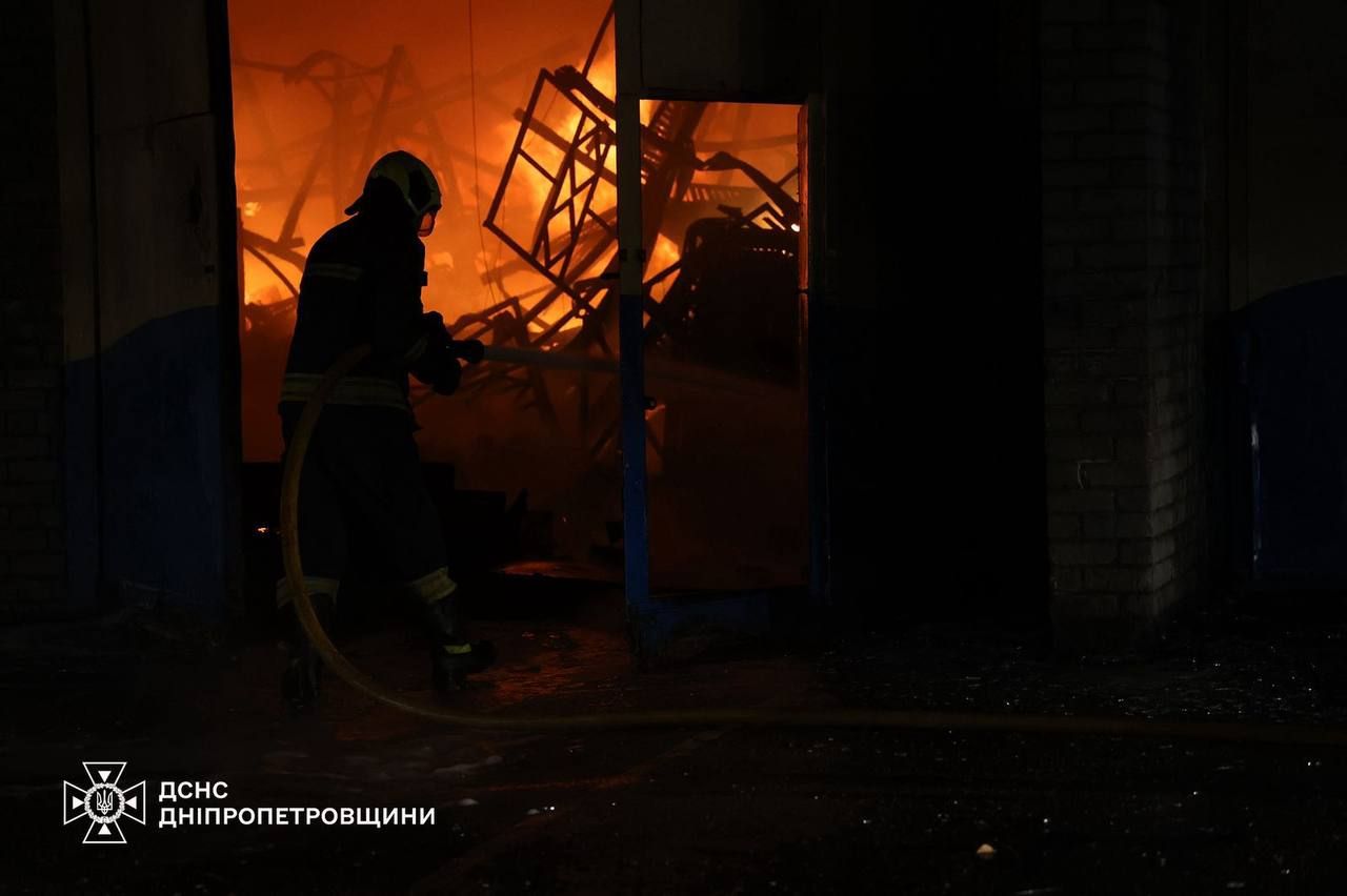 Нічна атака на Дніпро: росіяни вдарили по підприємству, спалахнула пожежа 1