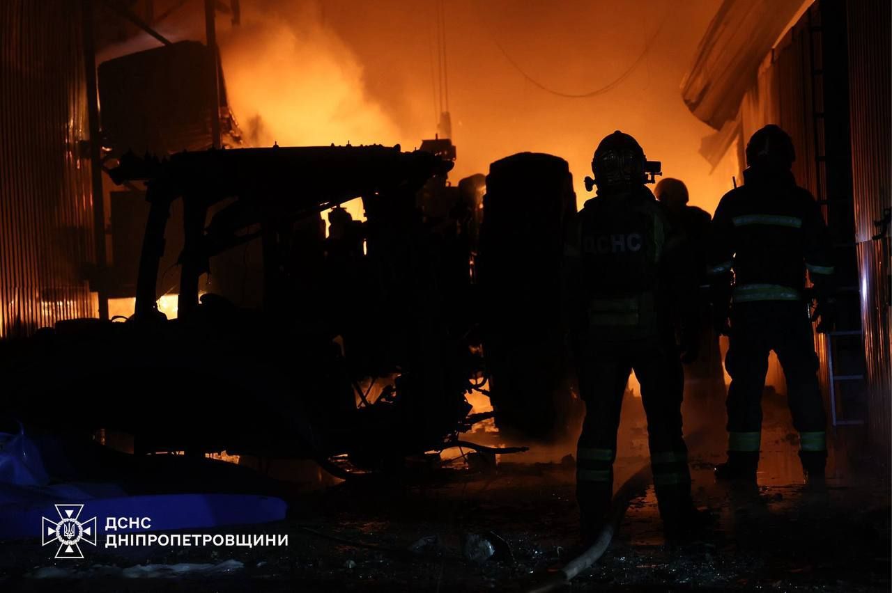 Нічна атака на Дніпро: росіяни вдарили по підприємству, спалахнула пожежа 3