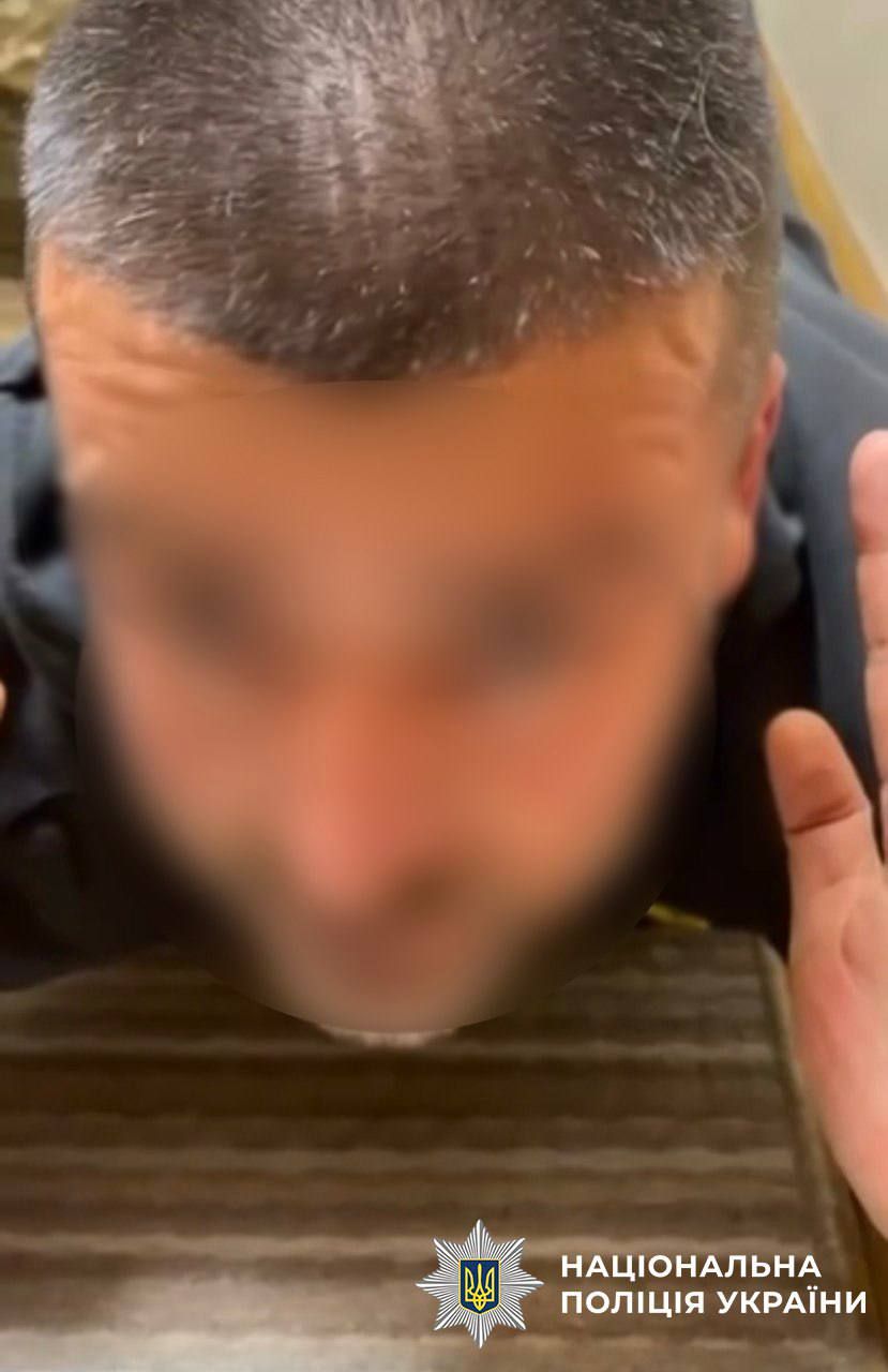 Мужчина, причастный к взрыву на Укрпочте, задержан: он прятал в квартире десятки боеприпасов.